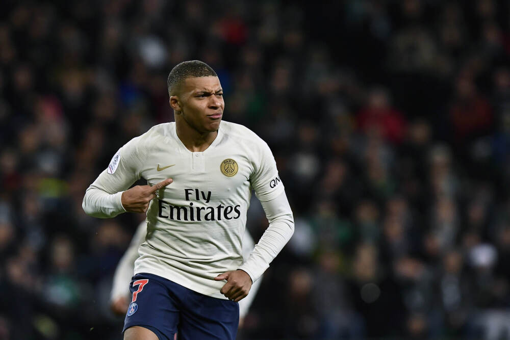 巴乔社媒晒与金球奖杯合照：32年前我赢得球员生涯最重要的奖项